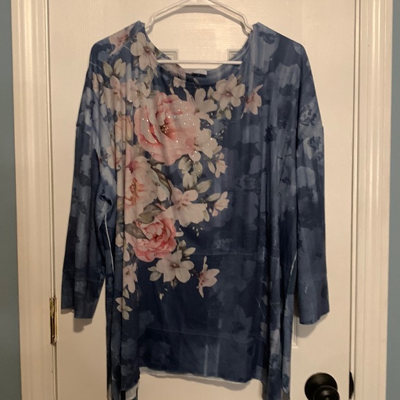 Time and Tru Tops - Blue flowered shirt
